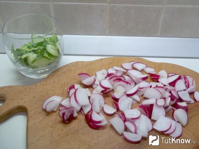 Редиска нарезана полукольцами
