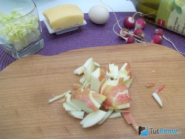 Яблоки нарезаны соломкой