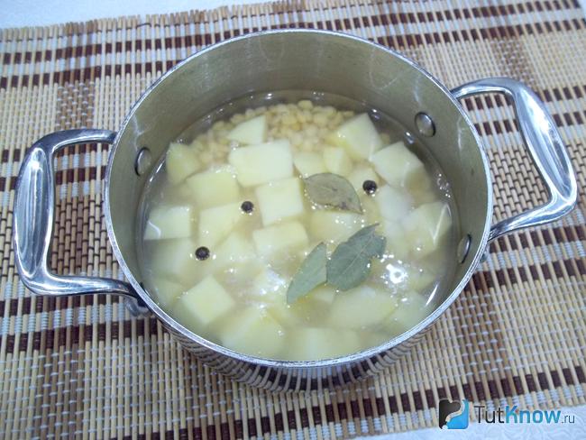 Картофель с горохом залиты водой и отправлены на плиту вариться