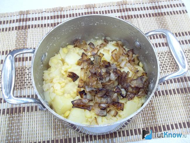К картофелю с горохом добавлен жареный лук