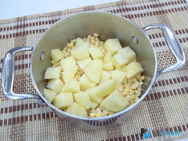 К гороху добавлена нарезанный картофель