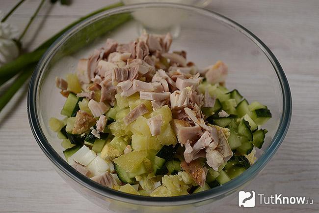 Мясо и картошка добавлены к остальным ингредиентам