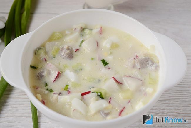 Готовая окрошка с курицей, залитая минералкой