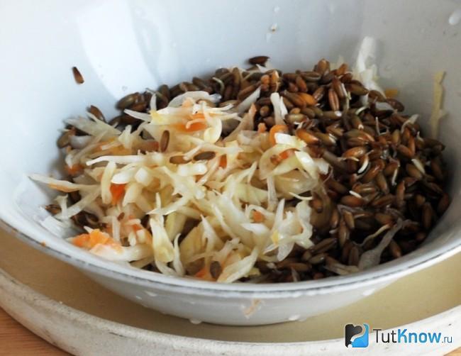 Салат с пророщенными зернами ржи
