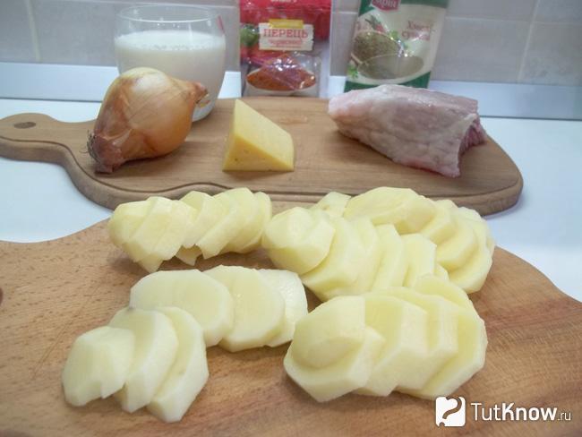 Картофель очищен и нарезан тонкими кольцами