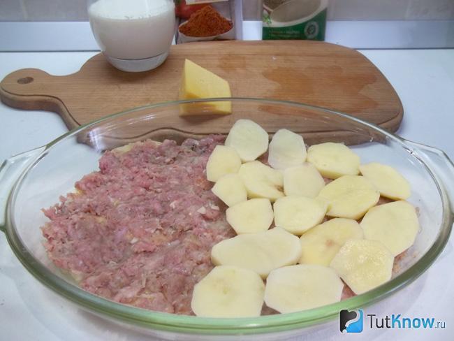 На картофельный слой выложен фарш и снова картофельный слой