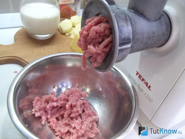 Мясо перекручено через мясорубку