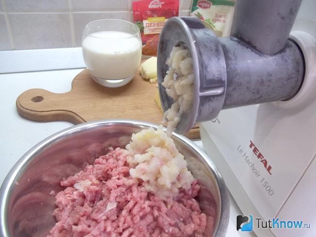 Репчатый лук перекручен через мясорубку