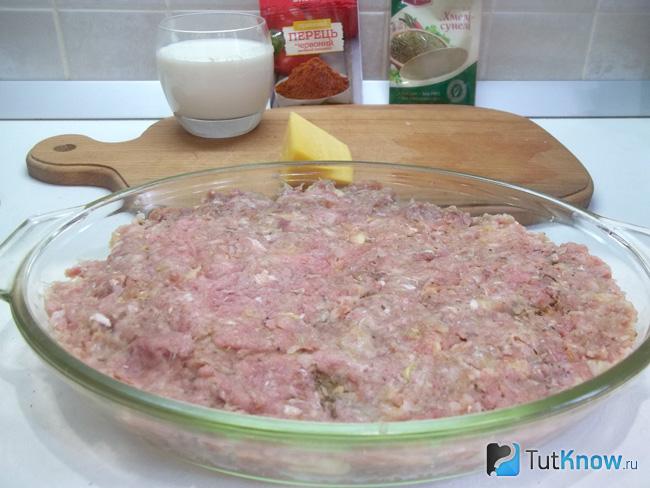 Картофельный слой прикрыт фаршем