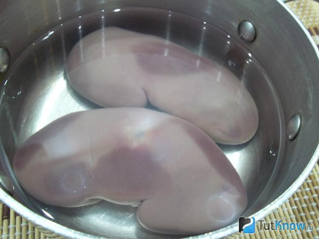 Почки опущены в кастрюлю и залиты водой для варки