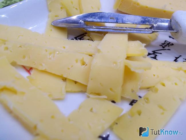 Сыр нарезан слайсами