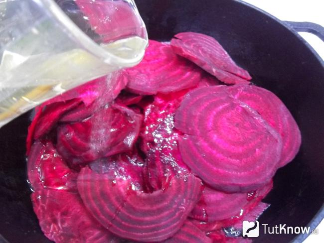 В сковороду выложена свекла нарезанная кольцами и залита вином