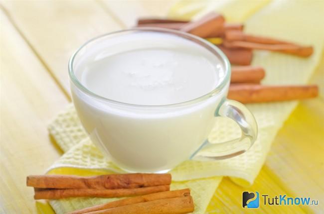 Чашка кефира и трубочки корицы