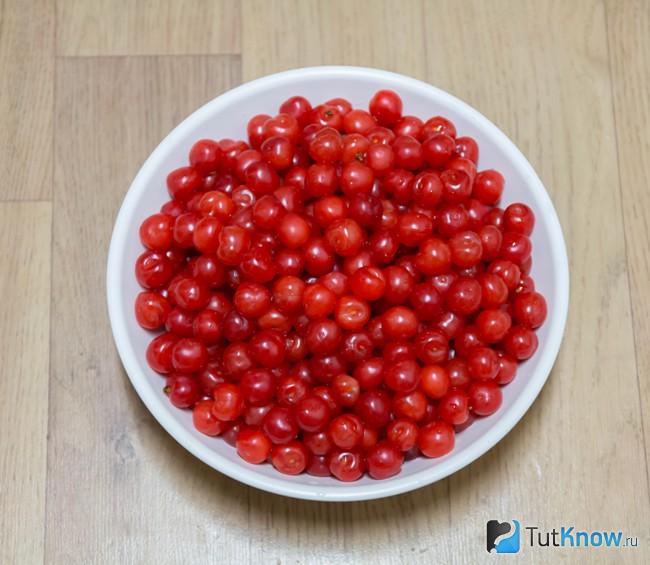 Войлочная вишня в тарелке