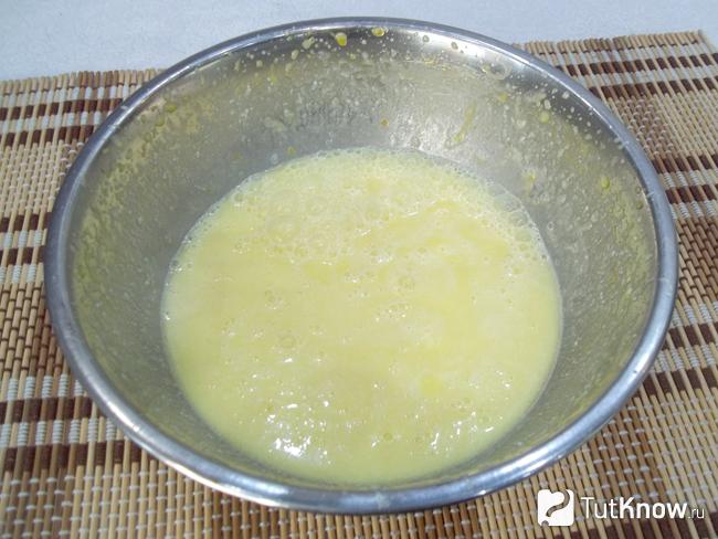К яйцам добавлено масло с кефиром и продукты взбиты миксером