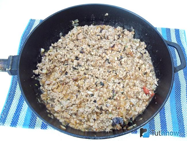 Фарш с луком обжарены