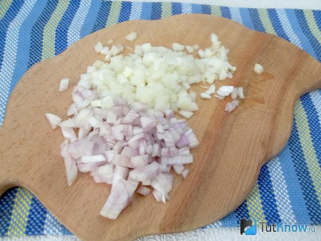 Репчатый лук мелко нашинкован