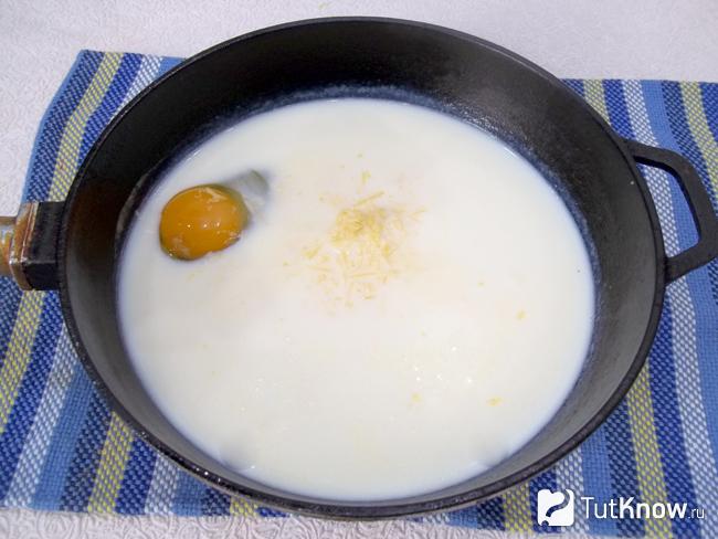 Молоко, яйца и сырная стружка опущены в сковороду