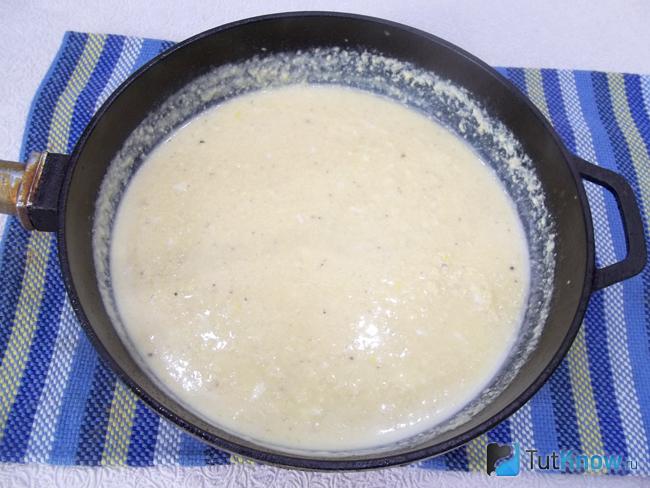 Из молока, яиц и сыра приготовлен соус