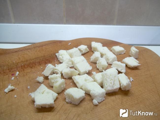Брынза нарезана кубиками