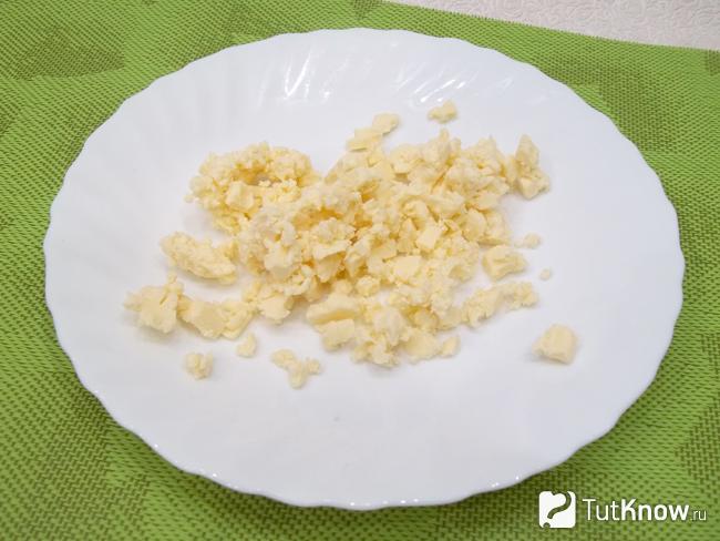 Плавленый сыр нарезан кубиками