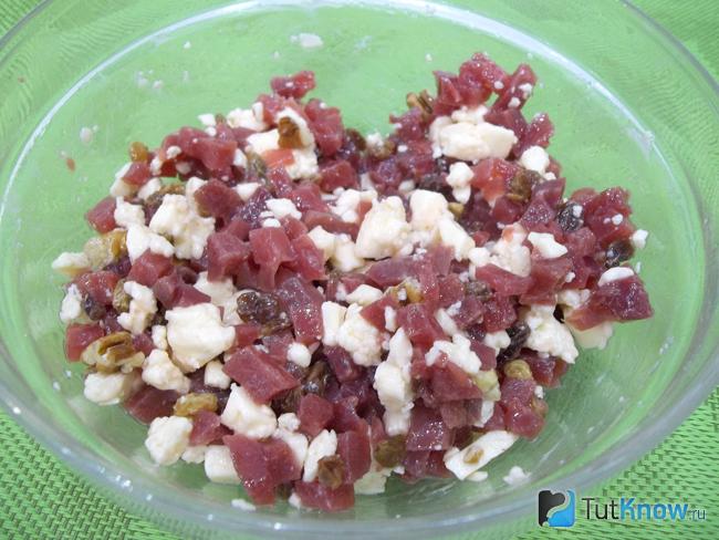 Готовый салат из свеклы с изюмом и орехами пекан