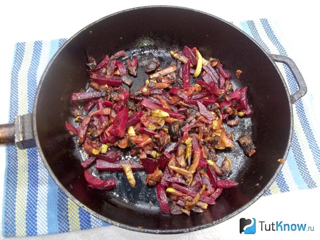 Готовое рагу из кабачков и свеклы