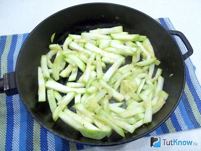 Кабачки нарезаны брусками и жарятся в сковороде
