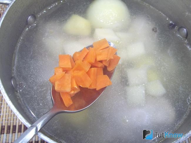 В бульон добавлена морковь нарезанная кубиками
