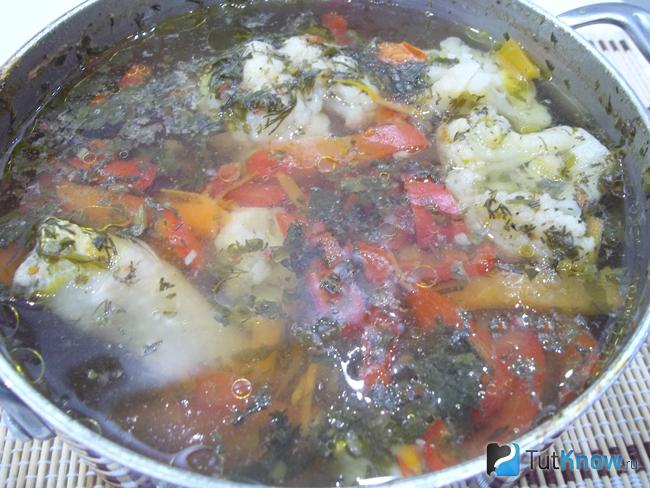 Готовый суп на куриных голенях с овощами