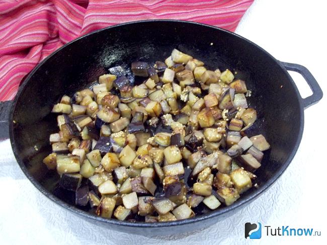 Баклажаны нарезаны кубиками и жарятся в сковороде