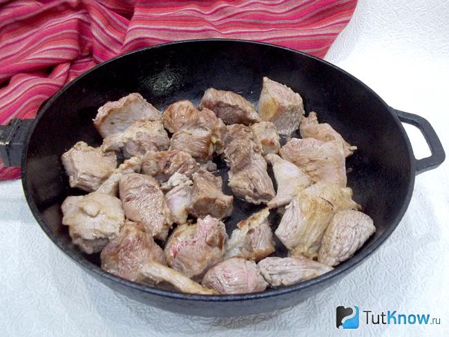 Мясо нарезано кубиками и жарится в сковороде