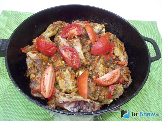 Тушеные овощи соединены с жареной курицей и помидорами