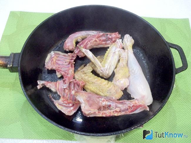Курица нарезана и жарится в сковороде