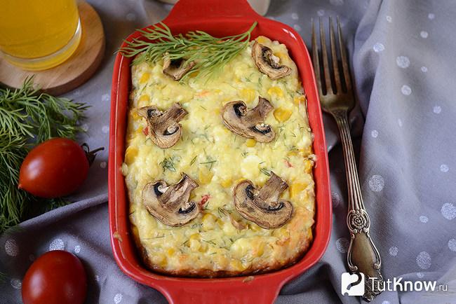 Несладкая творожная запеканка с кукурузой и сладким перцем подана к столу