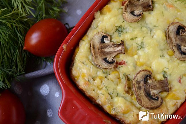 Несладкая творожная запеканка с кукурузой и сладким перцем крупным планом