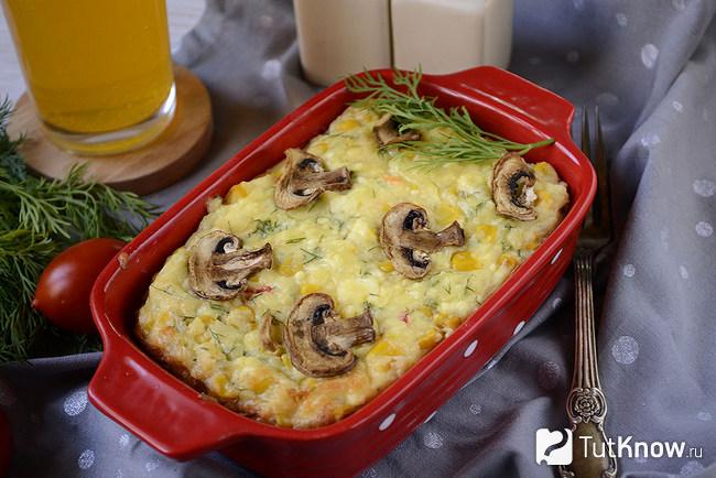 Несладкая творожная запеканка с кукурузой и сладким перцем готова к употреблению