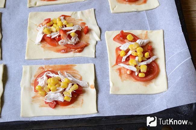 Кукуруза выложена поверх куриного мяса