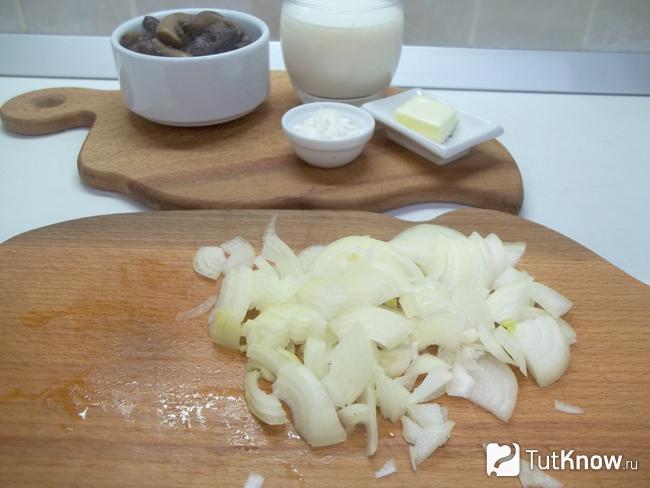 Репчатый лук очищен и нашинкован