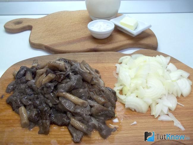Грибы нарезаны соломкой