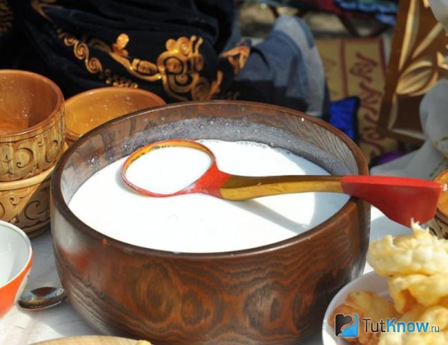 Кумыс в деревянной посуде