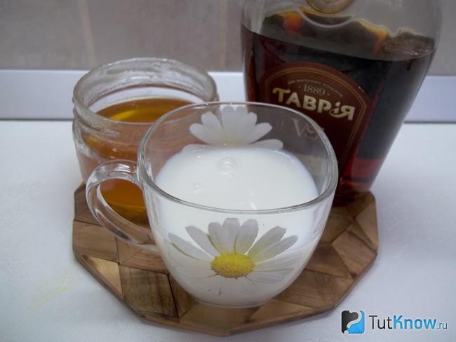 Молоко перелито в чашку