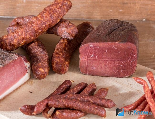 Копченые мясные продукты