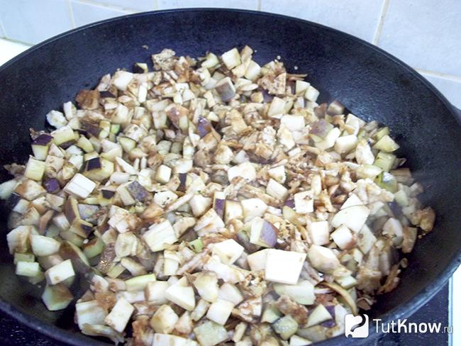 Баклажаны нарезаны кубиками и обжарены в сковороде