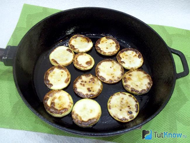 Кабачки обжарены с двух сторон на сковороде до румяной корочки