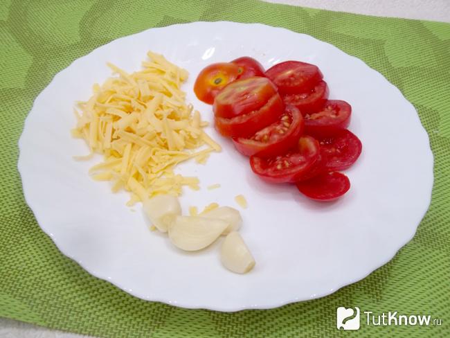 Кабачки нарезаны кольцами , сыр натерт на терке, чеснок очищен от шелухи