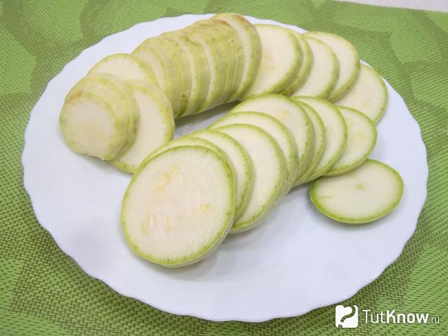 Кабачки нарезаны тонкими кольцами