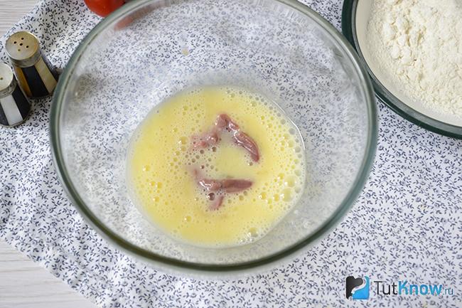 Куриное сердечко в пиале с яйцом