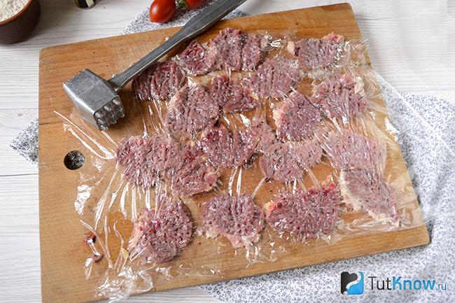 Куриные сердечки отбиты кухонным молотком