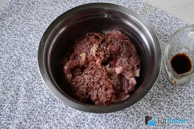 Куриные сердечки маринуются в миске